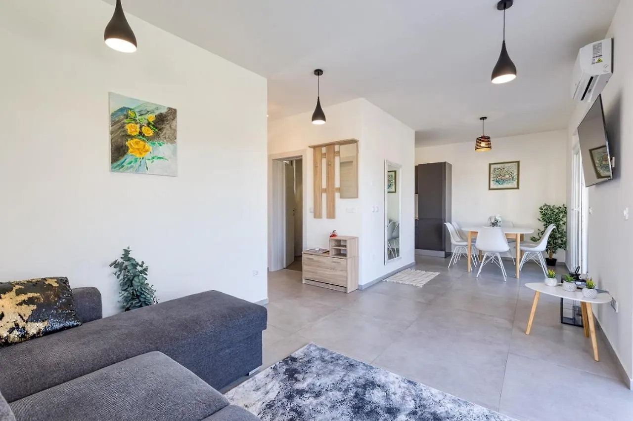 Holiday House Lipa With Private Pool Peroj