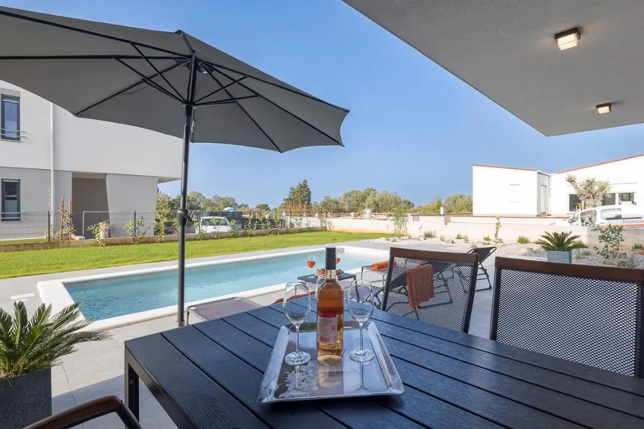 Holiday House Lipa With Private Pool Peroj Hébergement de vacances