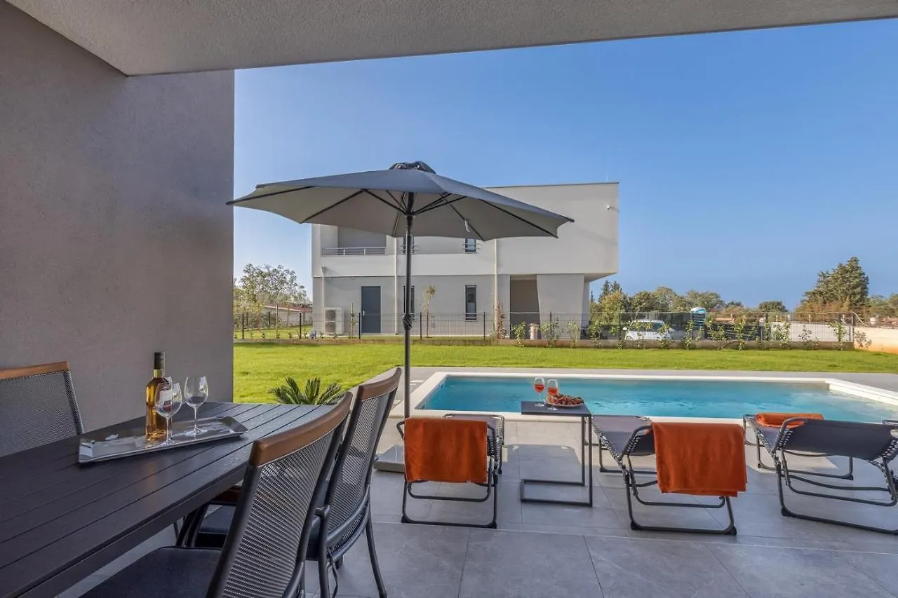 Holiday House Lipa With Private Pool Peroj
